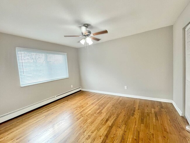 Building Photo - Birmingham Condo!