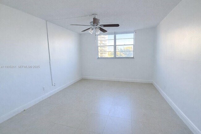 Building Photo - 1465 NE 123rd St