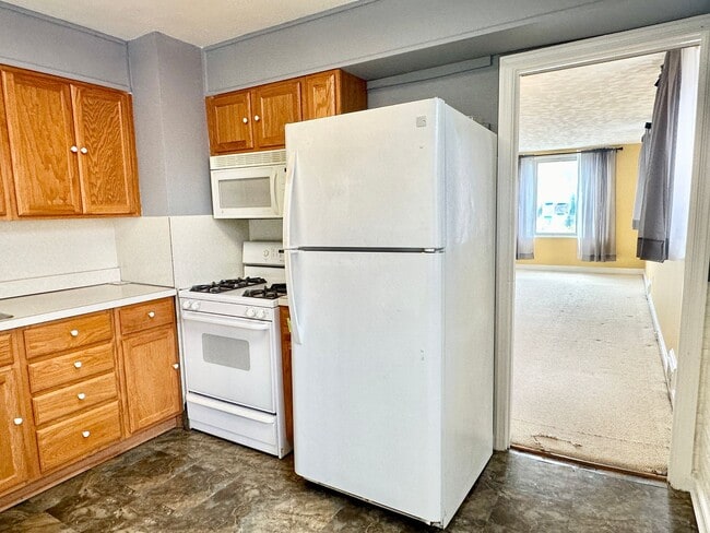 Building Photo - Charming 3-bedroom, 1.5-bathroom! Pets Wel...