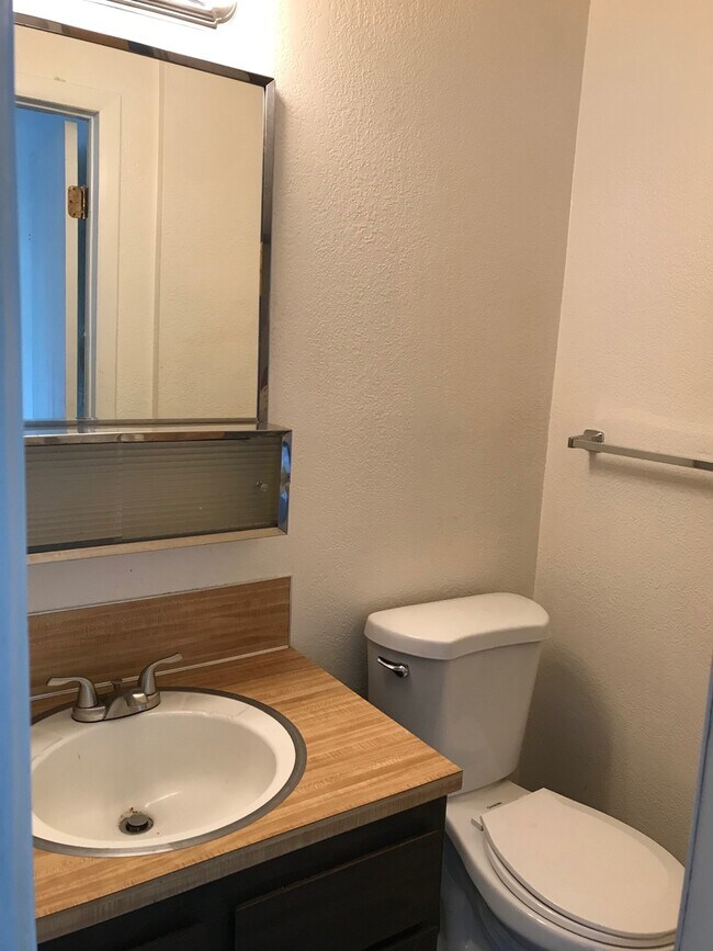 Building Photo - 1220 S Juniper St