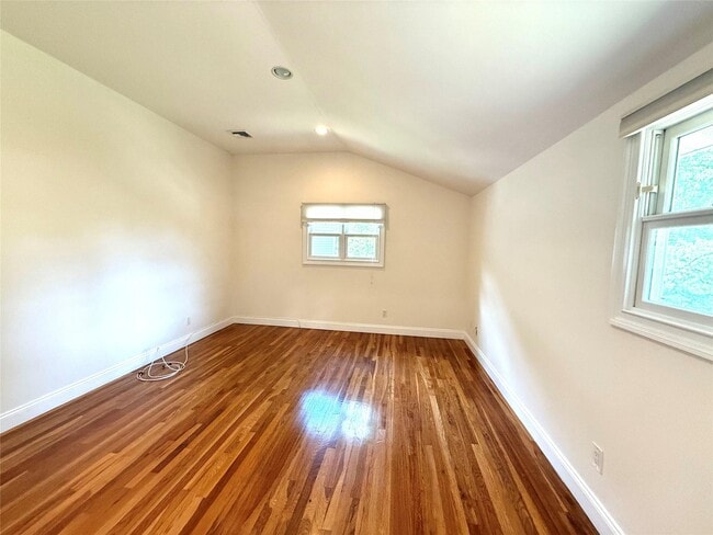 Building Photo - 6 Cove Ln