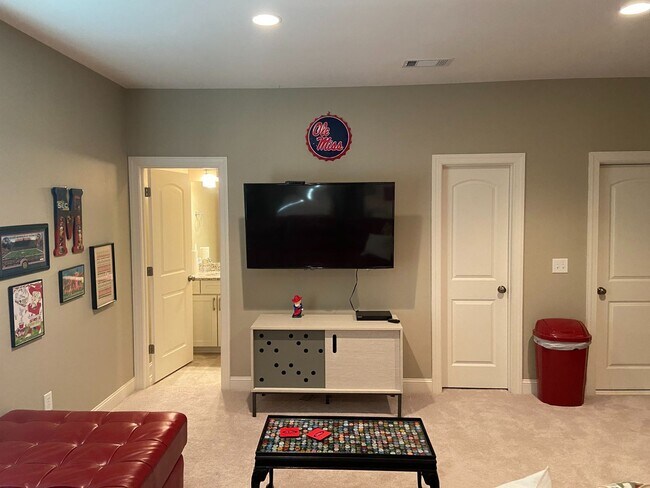 Building Photo - 4BR/4.5BA Furnished Townhome For Rent