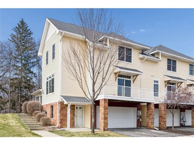 Building Photo - 2121 Village Trail