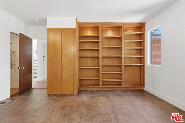 Building Photo - 444 S Windsor Blvd