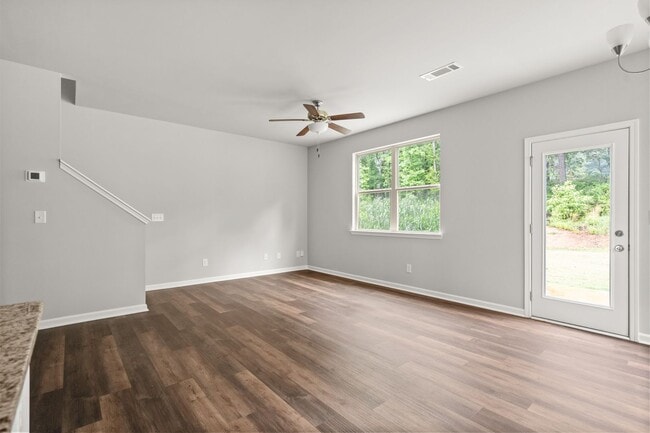 Building Photo - 4 bed / 2.5 bath in Gainesville! Retreat a...