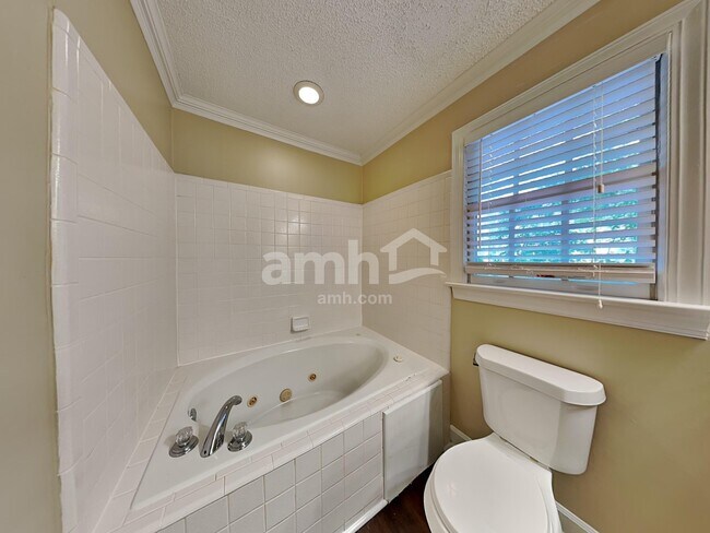Building Photo - 4700 Forest Highland Dr