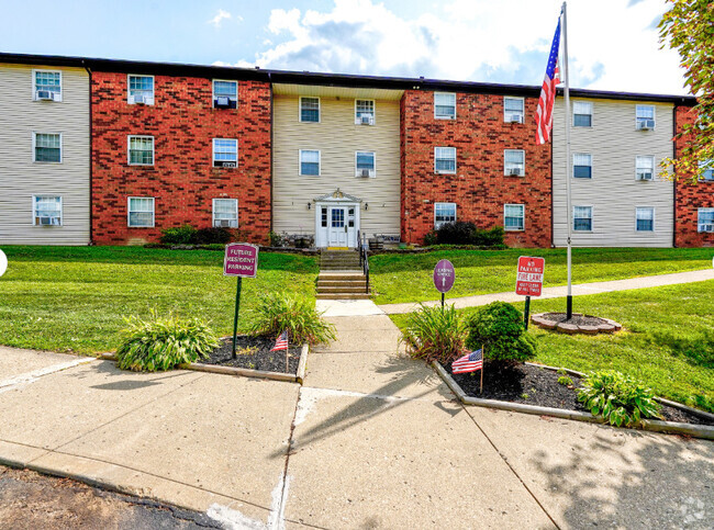 Building Photo - Colonial Estates