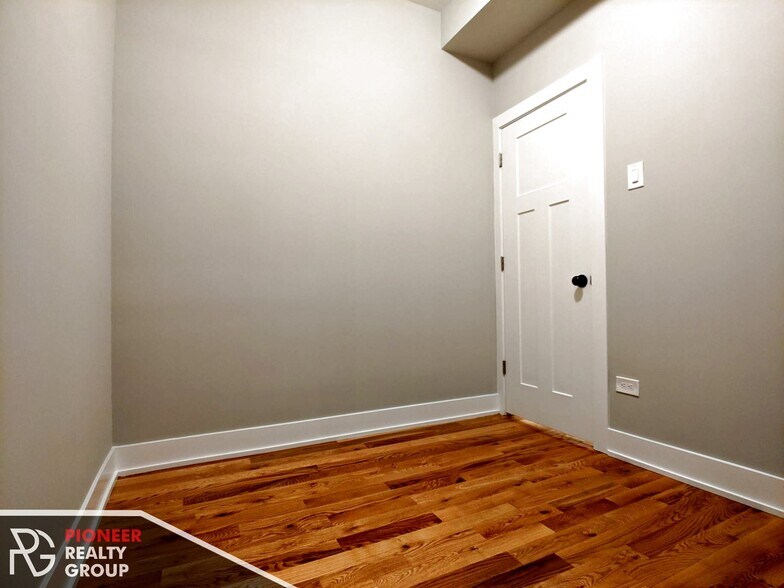 Building Photo - 635 W Oakdale Ave