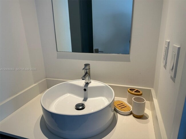 Building Photo - 121 NE 34th St