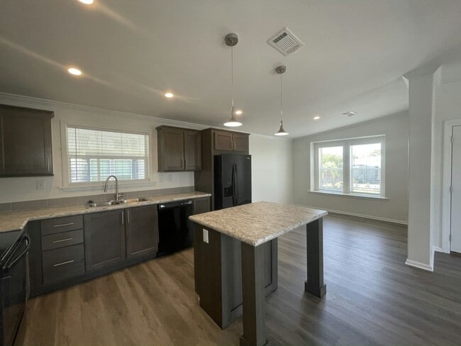 Building Photo - 912 Freeport W
