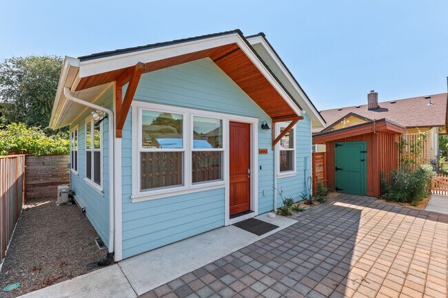 Building Photo - 4030 SE 62nd Ave