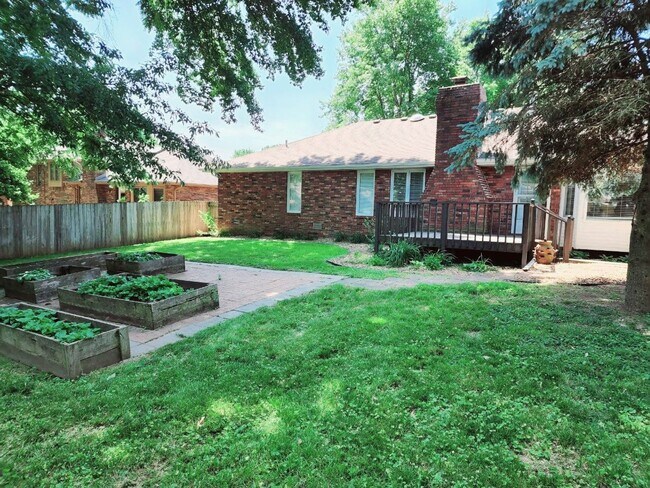 Building Photo - Primrose Market Place Area - Mission Hills Subdivision