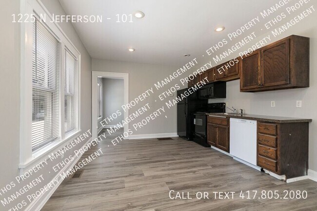 Building Photo - 1225 N Jefferson-101