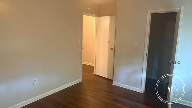 Building Photo - RATE DROP ALERT (was $1590/month)!