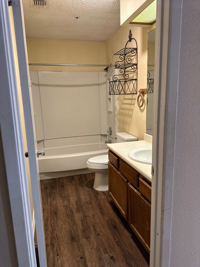 Building Photo - Easy Access to IH-10, medical center & USAA