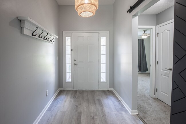 Building Photo - Stunning home in desirable neighborhood !