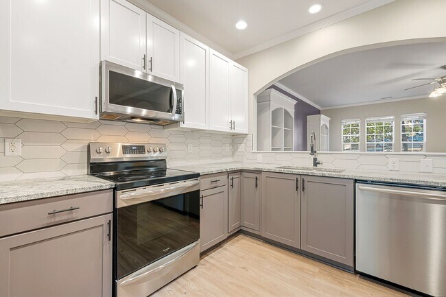 Building Photo - 3 Bedroom, 2.5 Bathroom Townhouse with Fen...