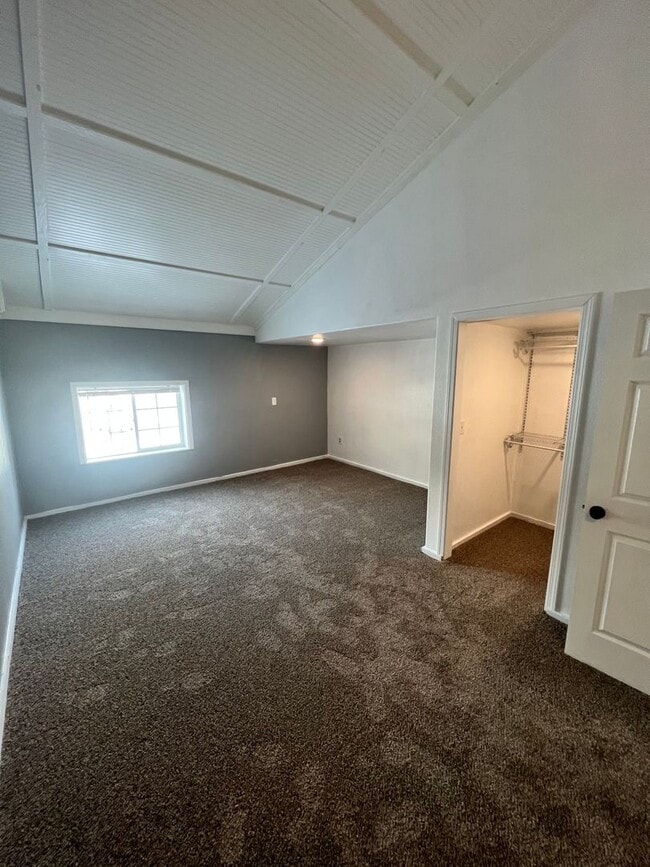 Building Photo - Beautiful Large Modern Shome located betwe...