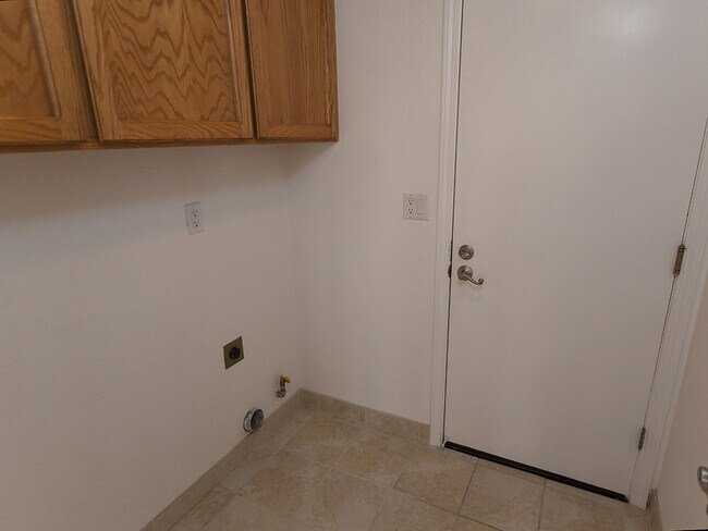 Building Photo - Delightful 3 Bedroom, 2 bath, Community Pool & Tennis, West Danville!