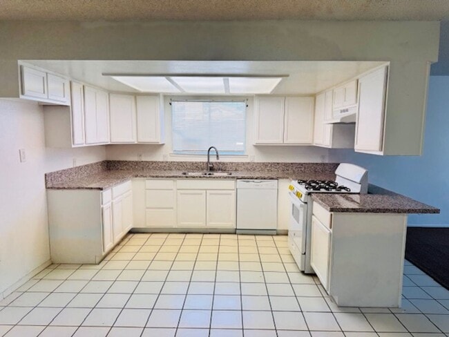 Building Photo - Remodeled and Spacious 4+2