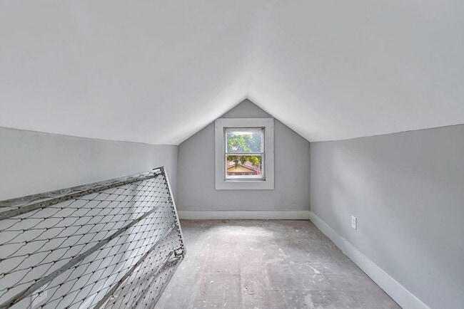 Building Photo - Single Family Home Mariemont