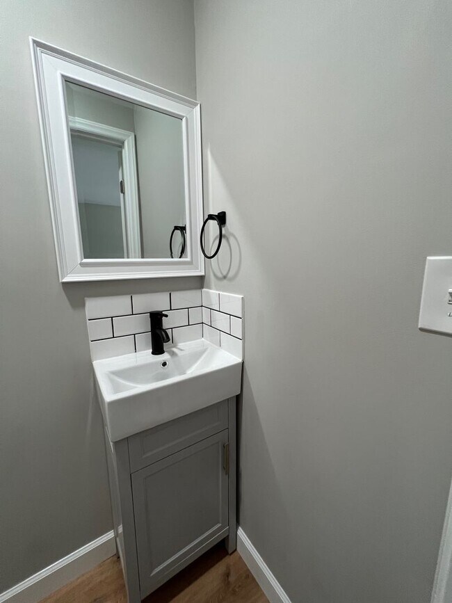 Building Photo - 2 Bedroom/1.5 Bath Townhouse Kingsport TN