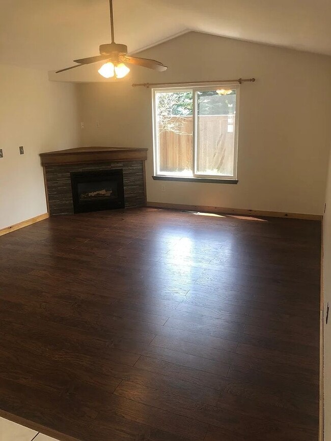 Building Photo - Spacious Single Level 3bd 2.75bath available Dec. 9th