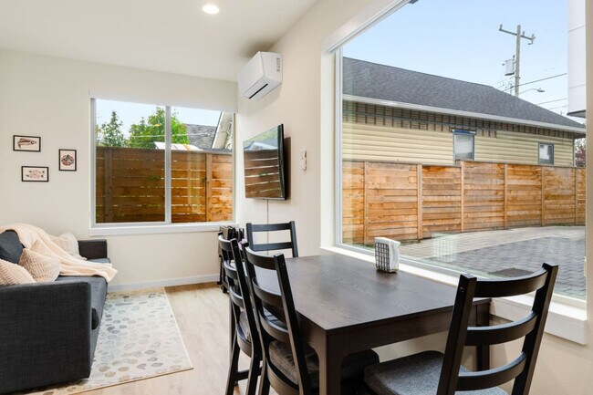 Building Photo - 823 NE 70th St