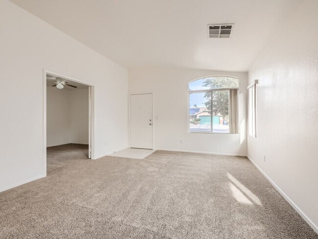 Building Photo - Cute and cozy 4 bedroom in Henderson