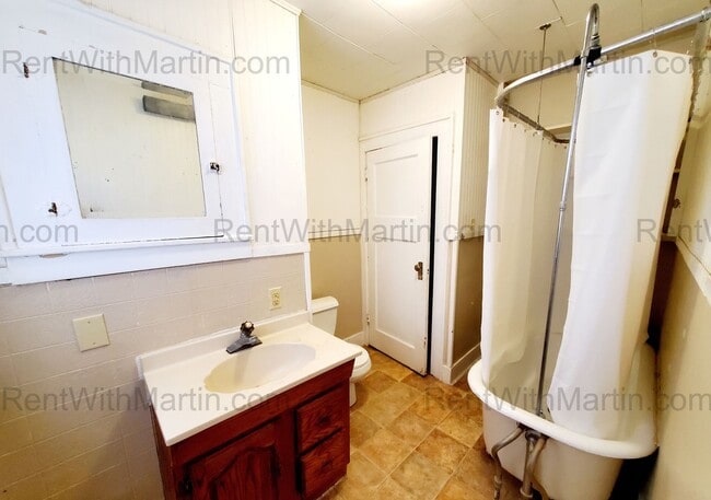 Building Photo - 808-810 W 2nd St