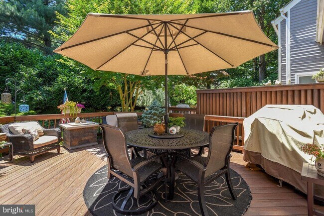 Building Photo - Experience elevated living in this beautifully renovated townhome nestled within the highly sough...