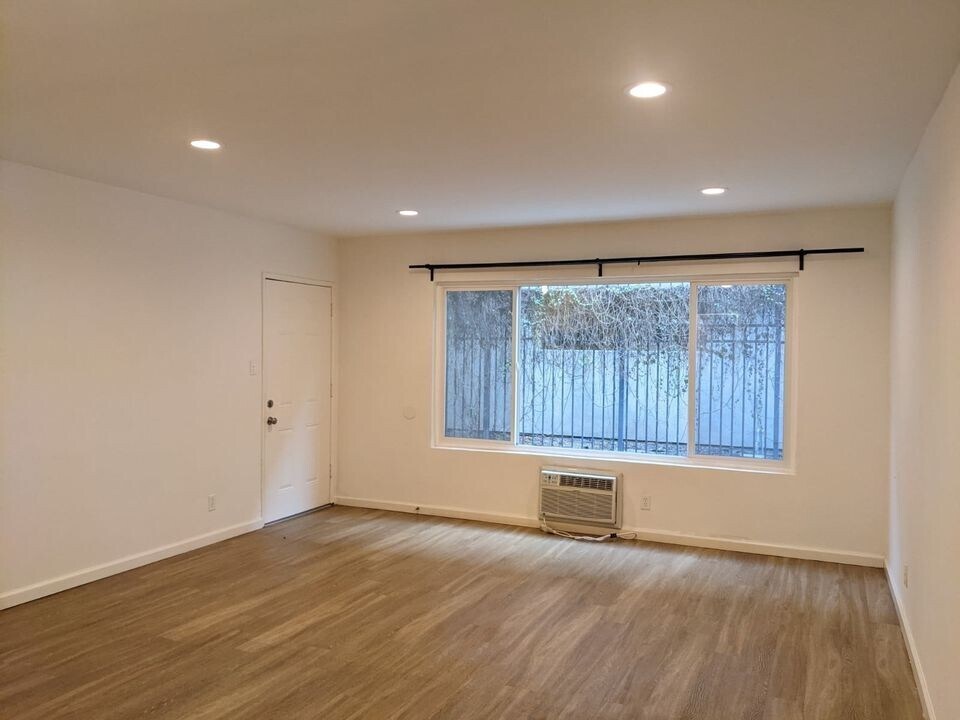 Building Photo - 6142 Eleanor Ave