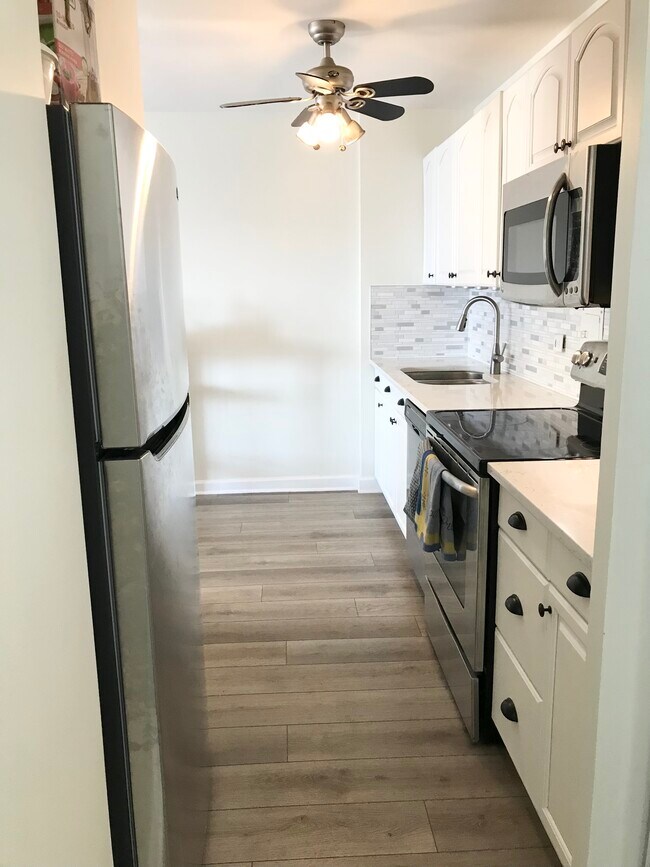 Kitchen - 5701 N Sheridan Rd