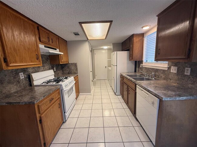 Building Photo - 7001 Winedale Dr
