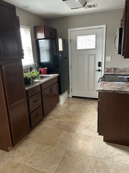 Kitchen - 6108 Cloudy Ridge St