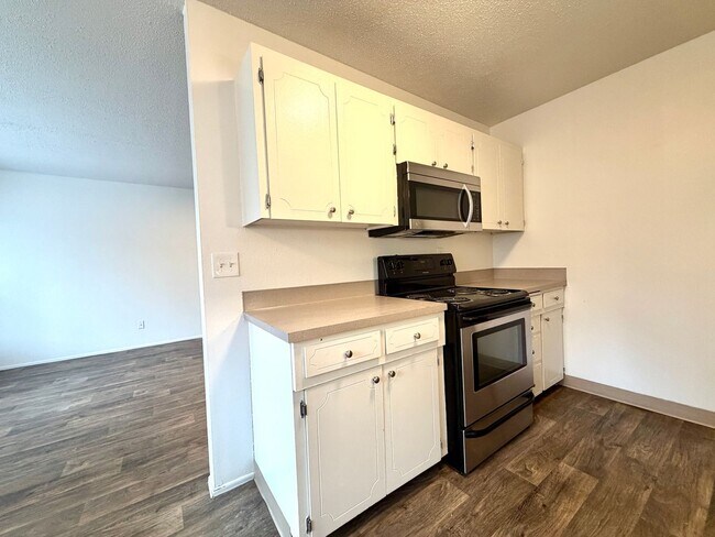 Building Photo - **$750 DEPOSIT + FREE FIRST MONTH'S RENT** Spacious Top Floor Unit~ Great Natural Light~ Updated ...