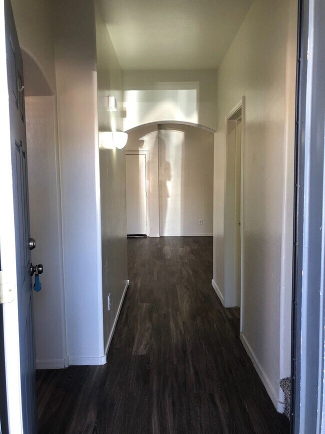 Building Photo - 3 bedroom 2.5 bath home - 2 car garage - S...