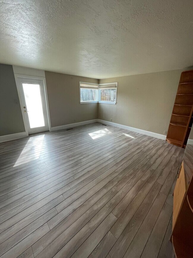 Building Photo - 4528 Whitney Cir