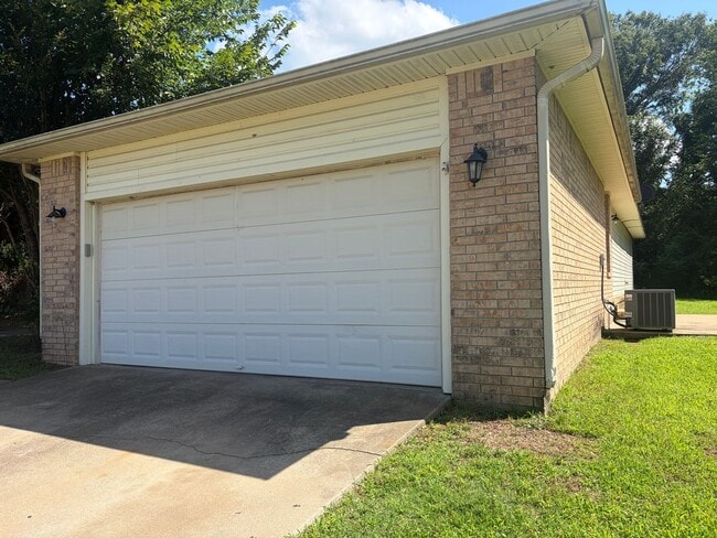 Building Photo - 1075 Grinnel Cir