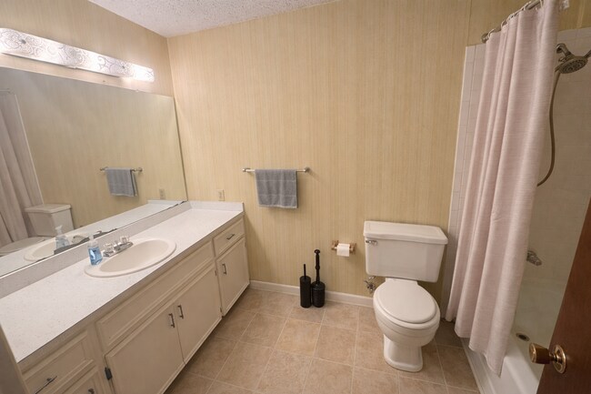 Building Photo - 5 BR 3 full BA House