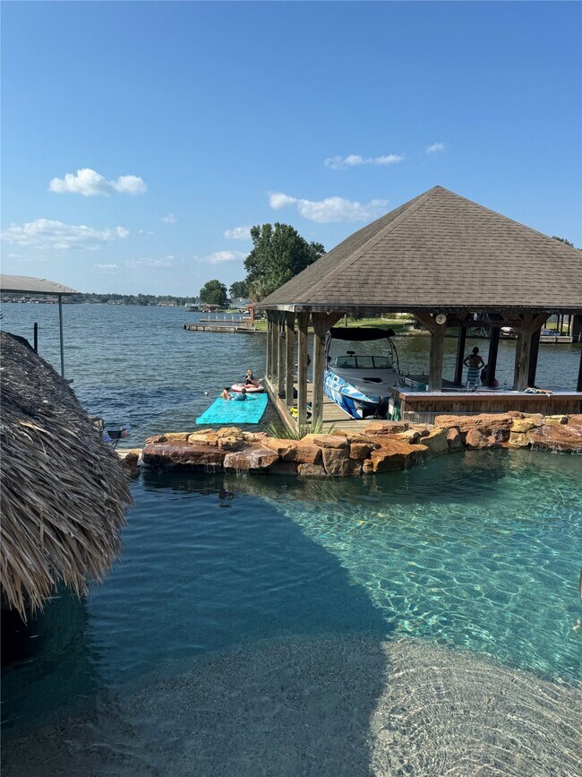 Building Photo - 14024 Shoreline Dr