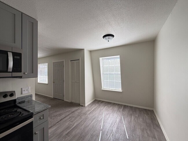 Building Photo - 3826 Country Club Rd