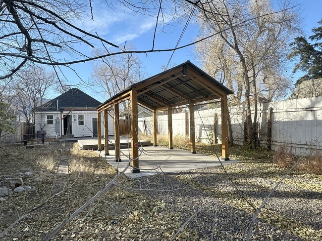 Building Photo - 823 Sahwatch St