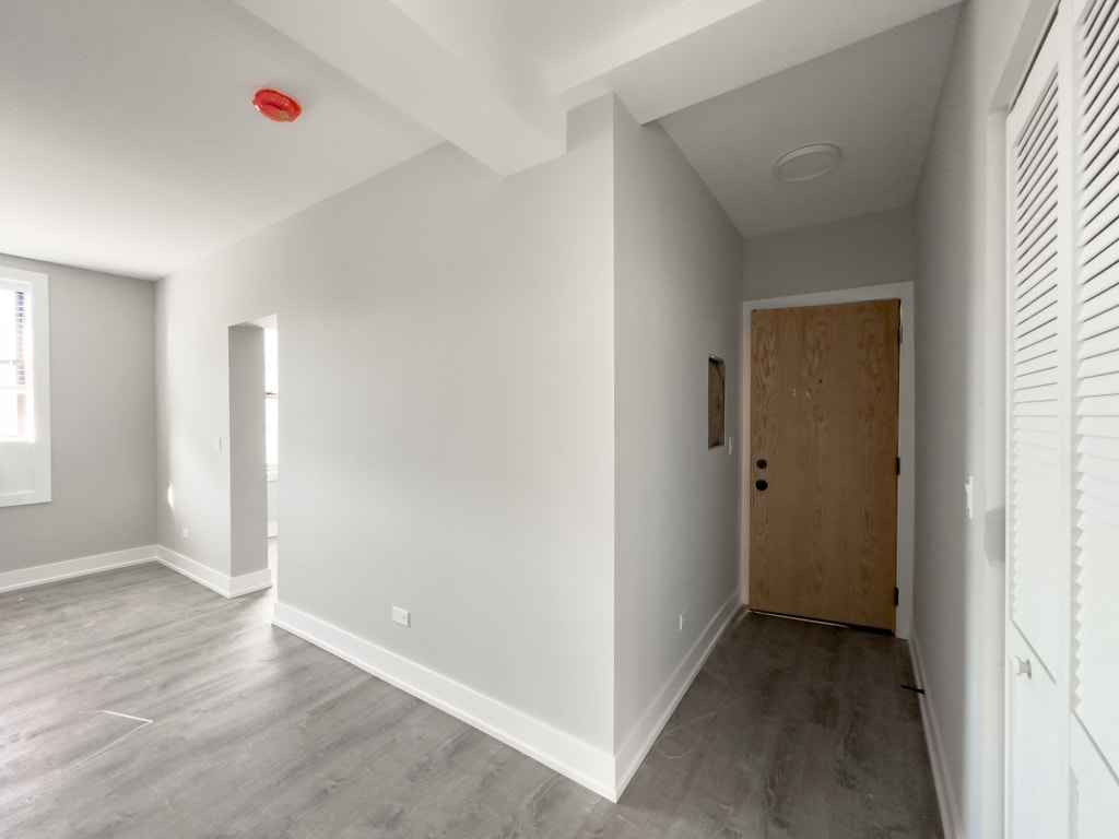 Building Photo - 521 W Belmont Ave