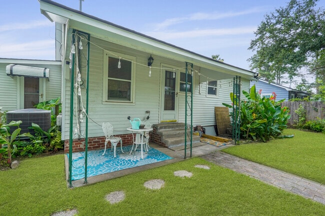 Building Photo - Charming Ardsley Park Bungalow Fully Furnished