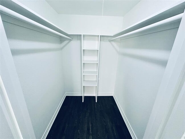 Building Photo - 601 W 11th St