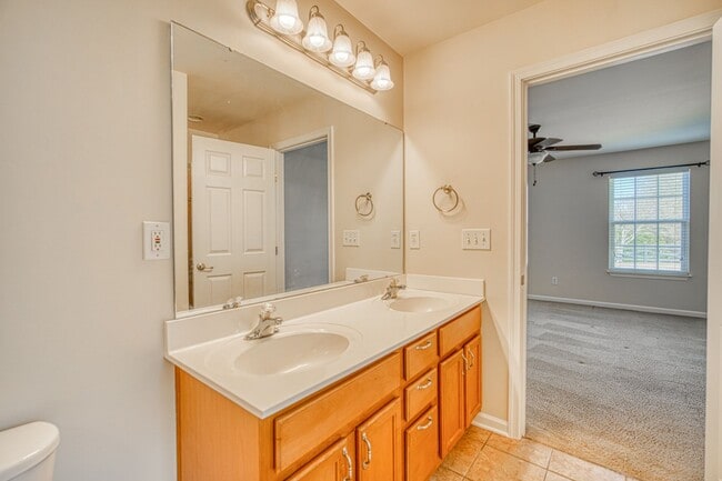 Building Photo - Incredible Home In Gated Community/Simpsonville