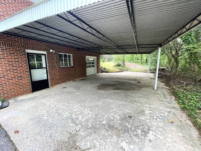 Building Photo - 1605 Cherokee Rd