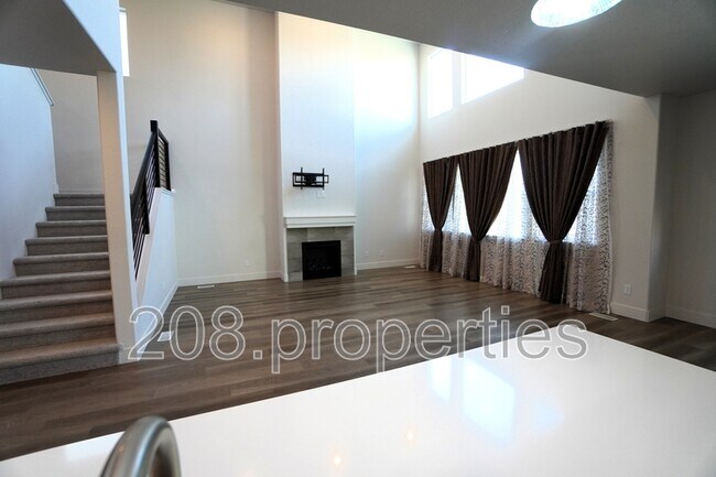 Building Photo - 245 E Caldera St