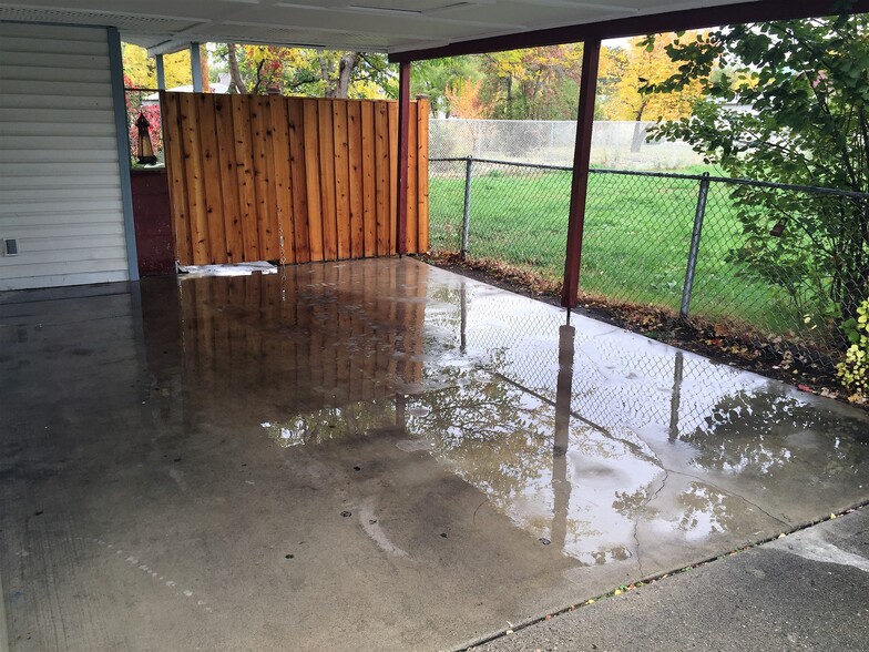 Building Photo - 401 E Maxwell Ln